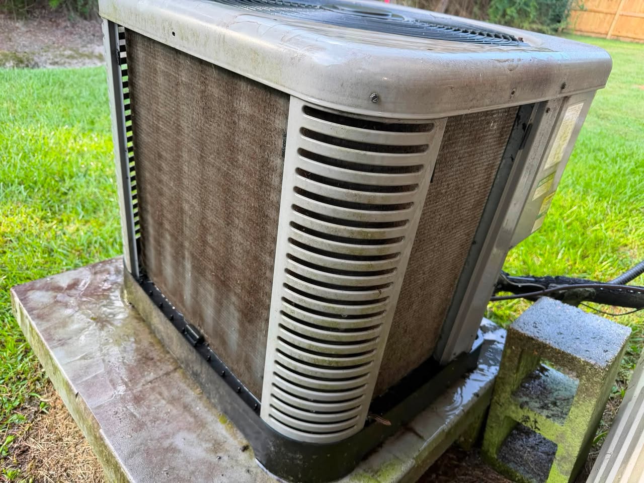 Outdoor air conditioning condenser serviced by AirWorxx Heating and AC